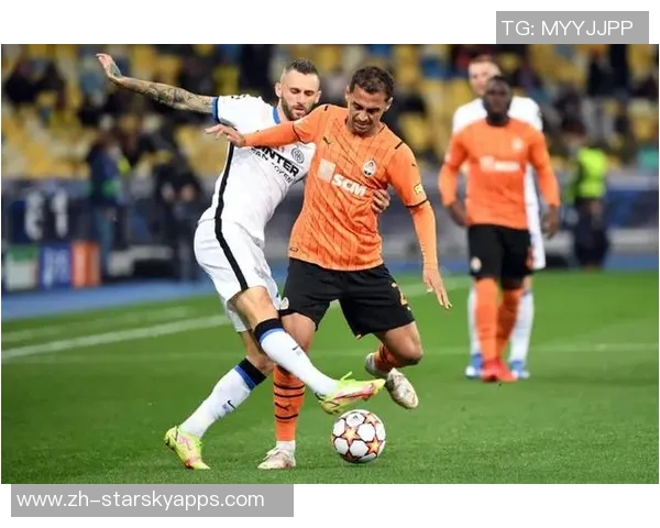 17岁卡尔与奥利塞庆祝逆转胜利全队展现团结精神与拼搏意志