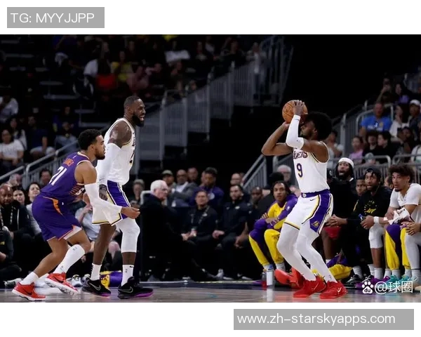 詹姆斯助力八村频频攻筐展现默契配合引发球迷热议 詹姆斯助力八村频频攻筐展现默契配合引发球迷热议